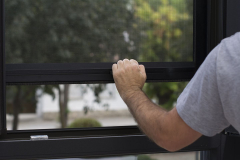 hombre bajando mosquitera